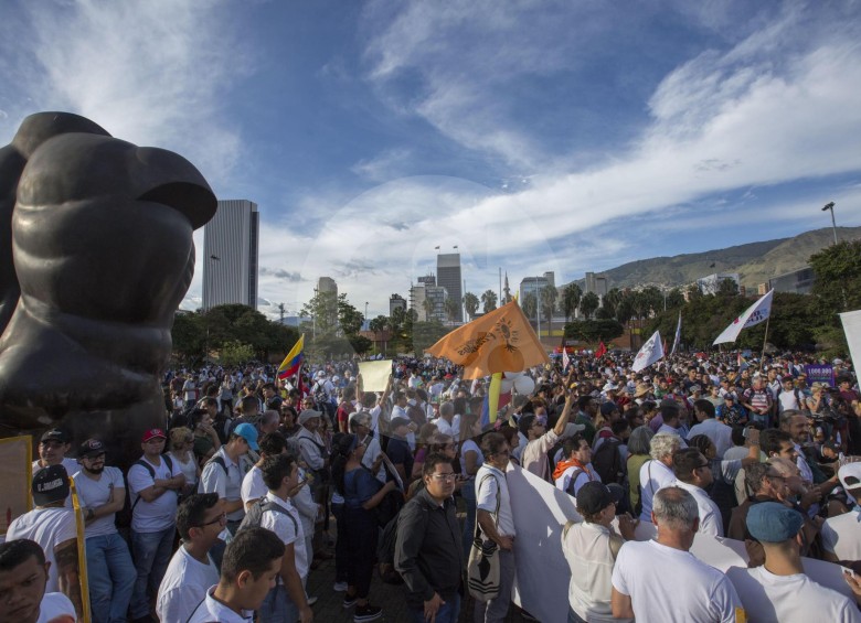 En Medellín, la movilización empezó a las 5:30 p.m. con una concentración en el parque de San Antonio que terminó en la noche en el Museo de la Memoria. FOTO edwin bustamante