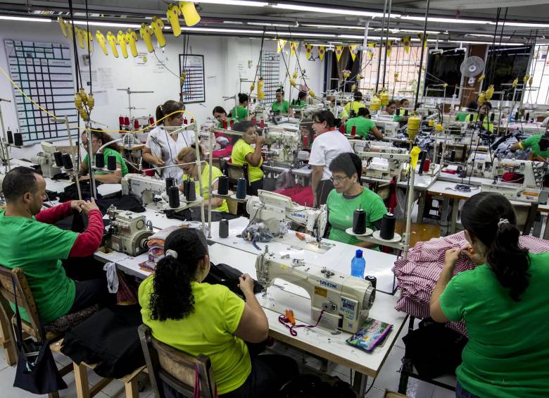 Según el Dane, la producción de textiles y confecciones en Antioquia a octubre creció 0,3 %. Foto Jaime Pérez