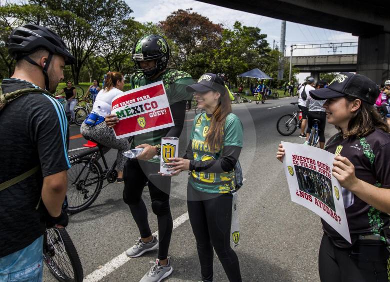 Integrantes del club Hunters acuden a una colecta para viajar a México. FOTO JULIO CÉSAR HERRERA