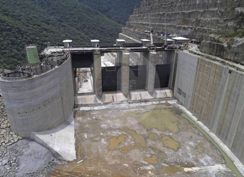 Cortar el paso del agua por la casa de máquina, corazón de la central, era clave para estabilizar la obra. FOTO juan david úsuga