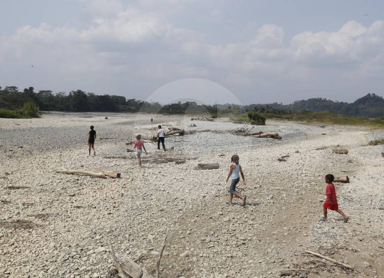 Así se veía el río Cauca la tarde de ayer a la altura del municipio de Cáceres. Los niños recorrían las playas que se formaron por el bajo nivel del afluente. FOTO Manuel Saldarriaga