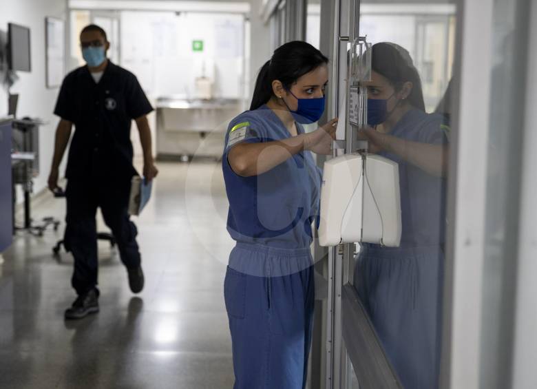 Los centros hospitalarios de Medellín se prepararon para atender la pandemia y ampliaron las camas UCI. FOTO Esteban Vanegas