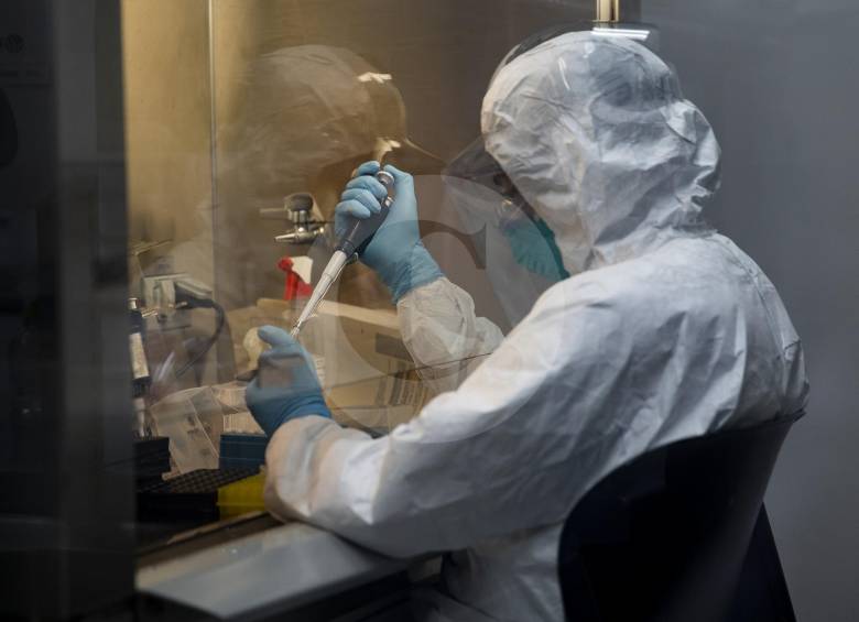 El laboratorio de la Universidad CES es uno de los lugares donde se hacen pruebas de la covid-19. FOTO ESTEBAN VANEGAS
