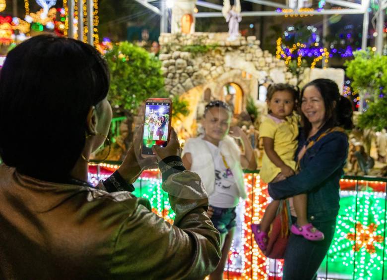 Recorrer los alumbrados navideños en los espacios públicos es el plan familiar para estas fiestas. 