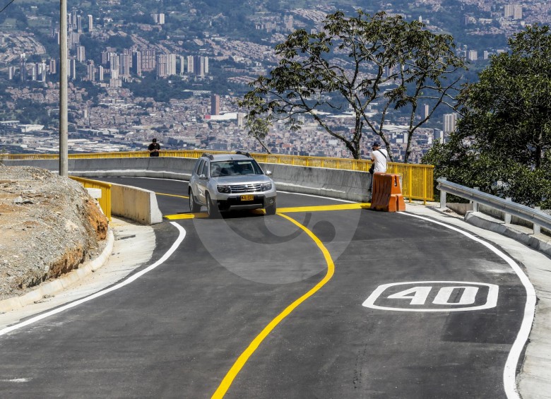 40 kilómetros por hora es el límite de velocidad establecido para los vehículos que transitan por el puente de la Transversal de la Montaña, desde donde se divisa el suroccidente. FOTO Jaime Pérez