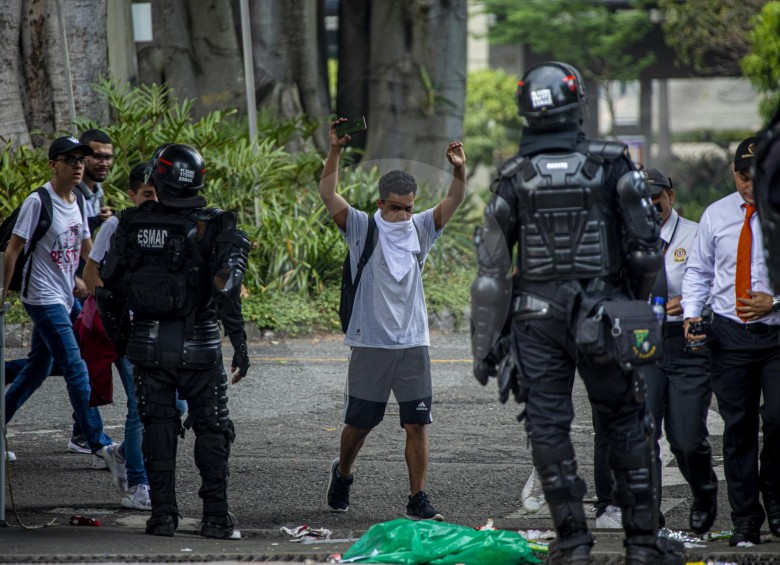 Al momento del ingreso del Esmad aún se encontraban estudiantes al interior del campus universitario. Autoridades reportaron dos policías y un civil con heridas leves. FOTO Carlos Velásquez
