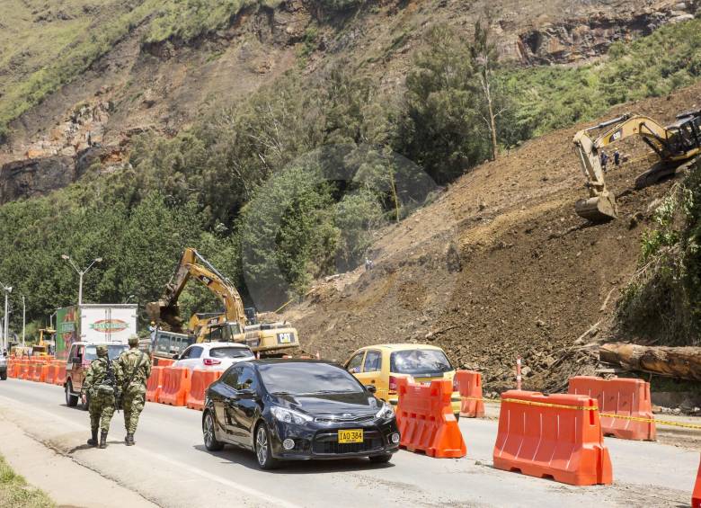 El carril de descenso fue puesto en contraflujo para poder dar paso provisional en El Cabuyal.