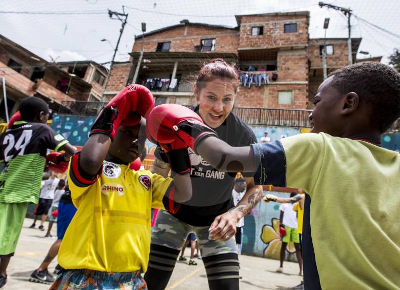 Cris enseñando técnicas a los niños del barrio La Sierra que el pasado domingo vivieron una jornada muy alegre. FOTO Julio C. Herrera