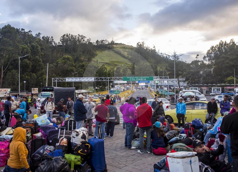 Frontera de Colombia con Ecuador. Algunos venezolanos atraviesan el país para llegar hasta allí, enfrentando las bajas temperaturas. FOTO Carlos Velásquez