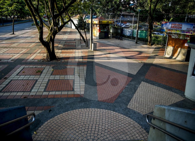 Las estaciones del metro, las plazas públicas y las calles de Medellín lucieron más vacías que un día habitual. Los colegios públicos y privados también suspendieron las clases. FOTOS JULIO CÉSAR HERRERA