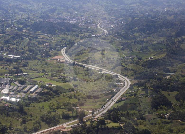 Los $120.000 millones que se esperan recaudar con la sobretasa aeroportuaria cofinanciarán el túnel de Oriente y obras viales complementarais que solucionen caos de movilidad en la región. También se aportaría para la segunda pista del aeropuerto de Rionegro. FOTOs Esteban Vanegas y Juan A. Sánchez