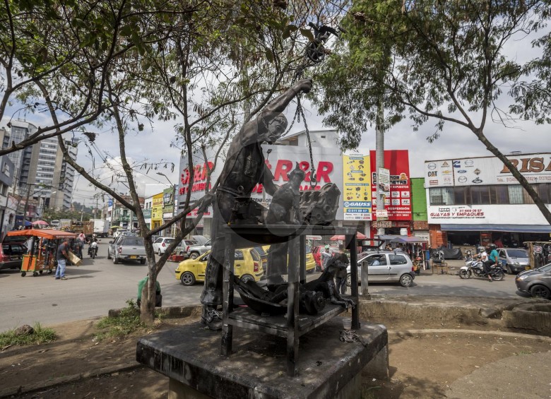 La escultura “El mecánico” del artista Justo Arosemena, es uno de los elementos representativos del barrio. FOTO SANTIAGO MESA RICO 