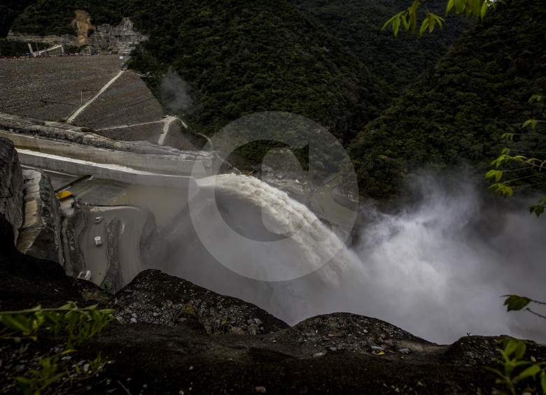 Desde el pasado 4 de noviembre el agua del río Cauca está saliendo por las cuatro compuertas del vertedero. Embalse se mantuvo ayer en la cota 405,6 metros sobre el nivel del mar. FOTO jaime pérez