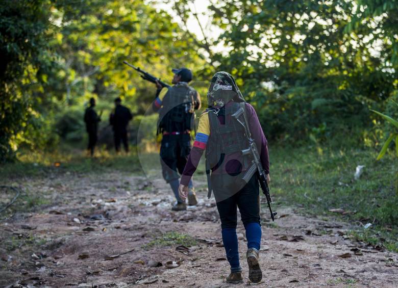 Joven de 16 años que actualmente está en las filas de los Caparros en el Bajo Cauca antioqueño. Su comandante reconoce la vinculación de menores por parte de su grupo. FOTO Julio César Herrera