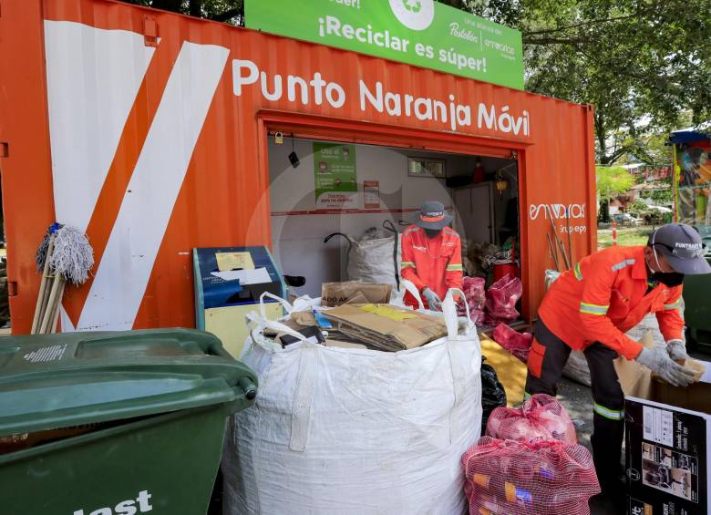 Para realizar la recuperación de desechos, Emvarias cuenta con los puntos naranja como el de la Floresta, donde se acopia y selecciona material para reciclaje. FOTO jaime pérez