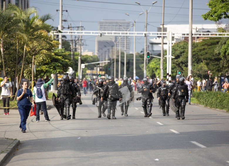 Al final de la jornada unas escaramuzas se presentaron en la Avenida Regional. No hubo heridos. Foto Edwin Bustamante
