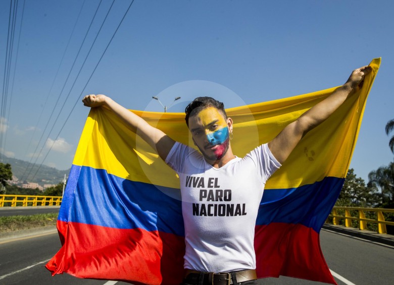 Los estudiantes llevaron banderas de Colombia y camisetas blancas. Foto Julio Herrera