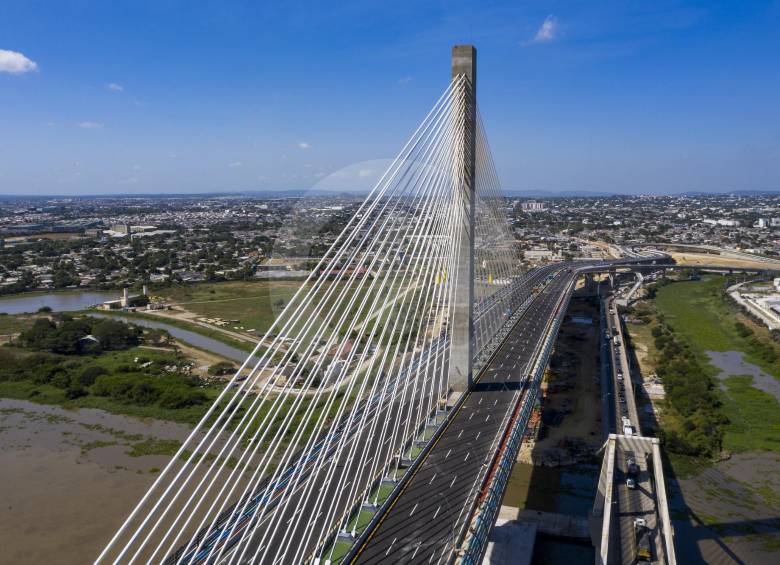 El puente Pumarejo es una obra emblemática de la región Caribe que une los departamentos de Atlántico y Magdalena. Fue construido para mejorar la navegabilidad del río Magdalena al permitir el paso de buques de mayor calado. FOTO esteban vanegas