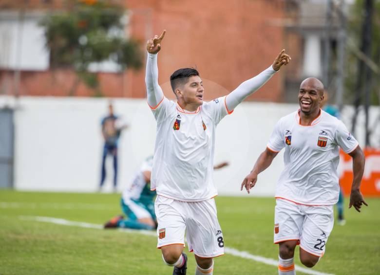 Yeison Guzmán, revelación de Envigado en la Liga, anotó el doblete de la clasificación en Copa. FOTO carlos velásquez