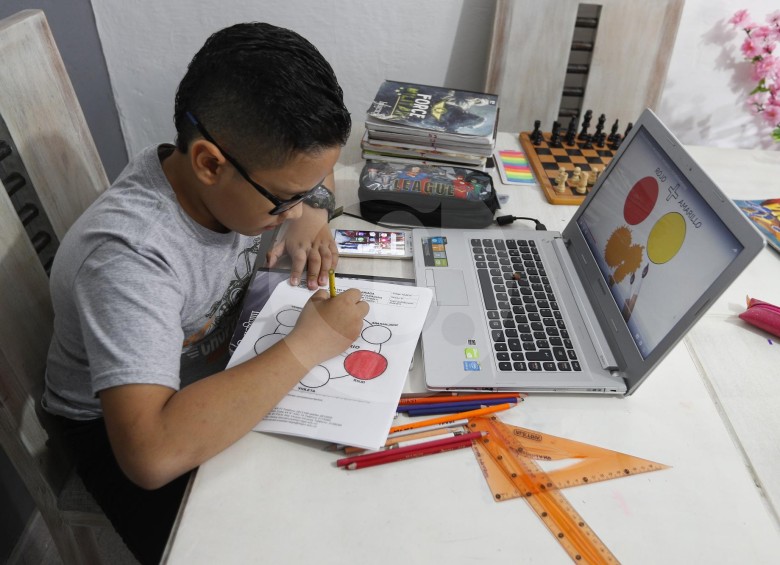 La Alcaldía de Medellín anunció que el lunes 20 de abril reinician las clases en colegios con la nueva estrategia para educar desde los hogares, fuera de las aulas debido a la contingencia de la covid-19. FOTO MANUEL SALDARRIAGA