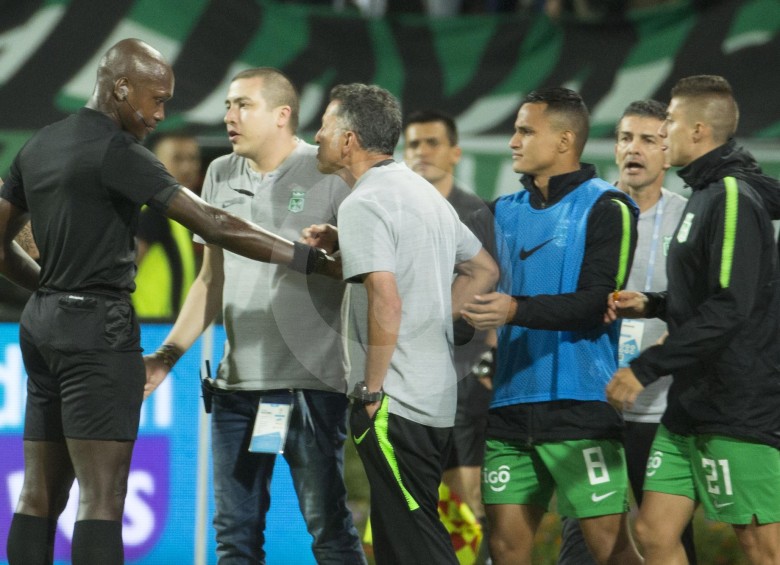 El técnico Juan Carlos Osorio increpa al central Jhon Hinestroza, quien lo expulsó. FOTO EDWIN BUSTAMANTE