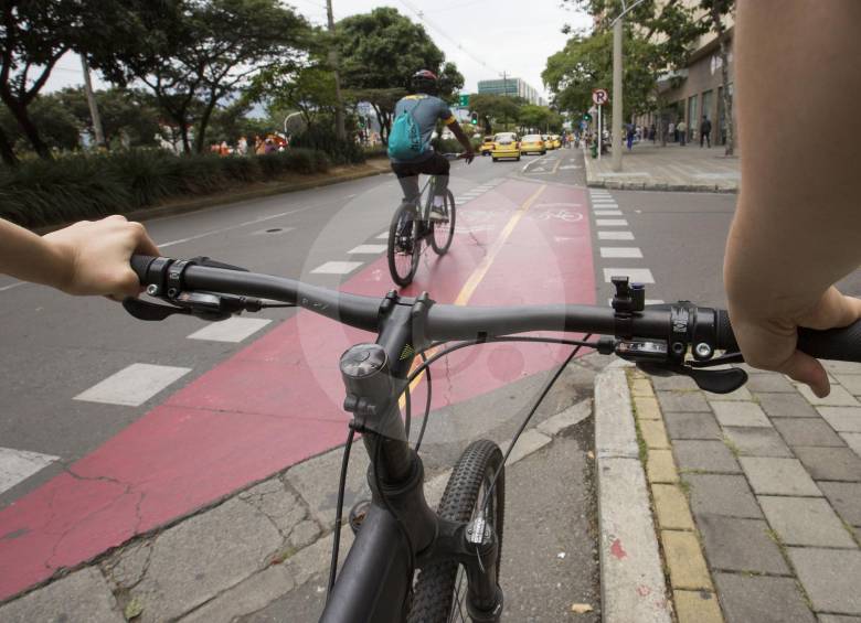 Llegar en bicicleta al trabajo o al estudio y regresar en ella es la estrategia sostenible que más ha calado entre la población del Valle de Aburrá en el marco de los planes MES. FOTO Edwin Bustamante