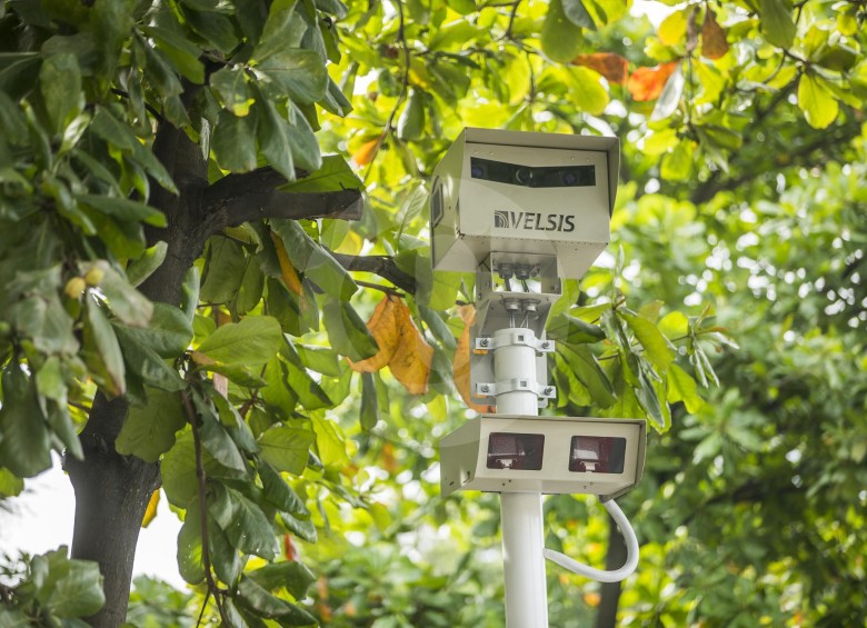 Según la Ley 1843, las cámaras de fotodetección deben estar identificadas con avisos a una distancia mínima de 500 metros, en todas las vías que den acceso a ellas. FOTO Carlos Velásquez