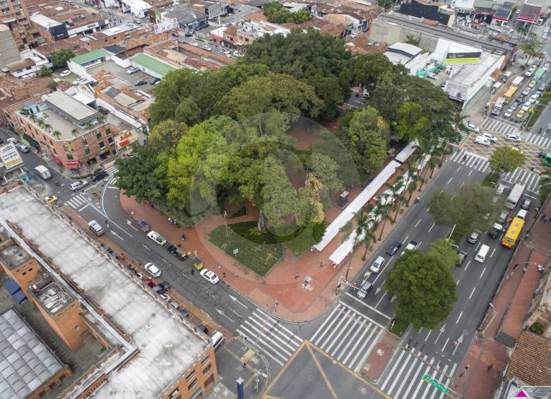 La Empresa de Desarrollo Urbano (EDU) realizará un mejoramiento general en el parque principal de El Poblado, en el marco de el programa 100 parques para vos de la Alcaldía. FOTO Esteban Vanegas