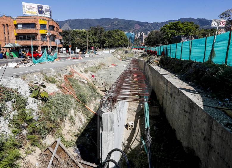 Así luce hoy la obra. Las mallas de protección se cayeron en un costado y solo se ven hierros y residuos. Metroplús realiza informes para determinar las acciones legales a seguir. FOTO JAIME PÉREZ