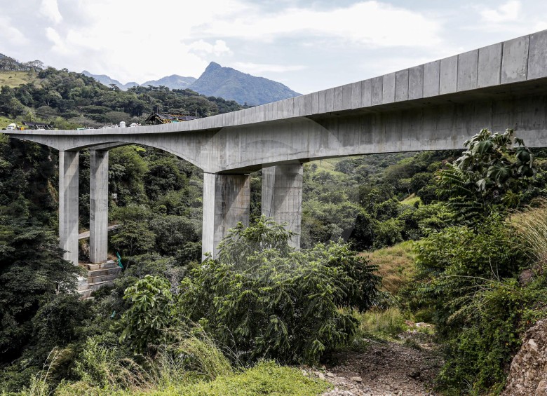Esta obra comprende la construcción de 32.2 km de vía nueva, 65 puentes, los túneles dobles de Amagá y Sinifaná y tres intercambiadores viales a desnivel. FOTO: JAIME PÉREZ