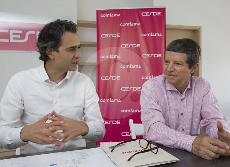 David Escobar, director de Comfama (izq) y Leonardo Vélez, fundador del Cesde, confirmaron la operación por medio de la cual la caja compró a la entidad educativa. FOTO Edwin Bustamante
