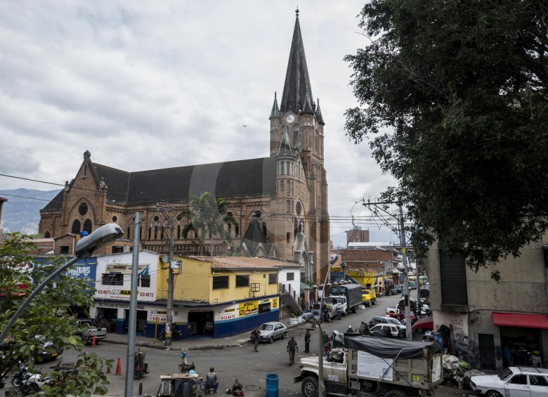 La iglesia Sagrado Corazón de Jesús, diseñada por el arquitecto Agustín Goovaerts, es uno de los referentes del sector. Los mecánicos, así como vendedores de tintos, son quienes habitan en su mayoría el barrio. FOTOS SANTIAGO MESA 