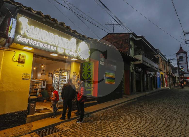 Ahora, los establecimientos que eran discotecas se transformaron en supermercados, panaderías, baratillos, entre otros. FOTOS Manuel Saldarriaga