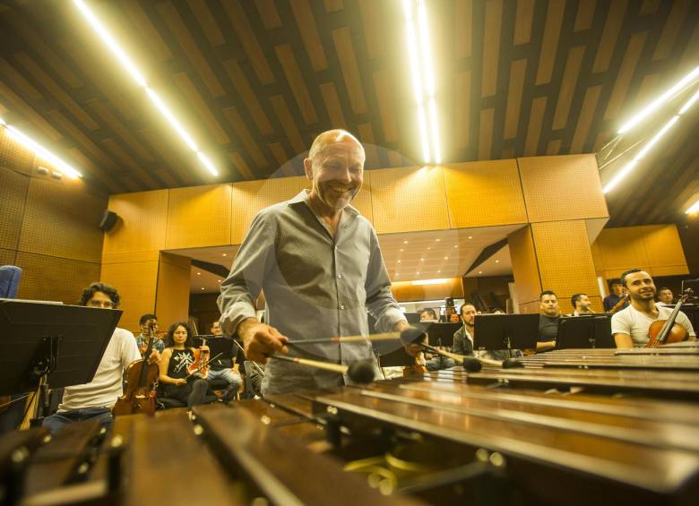¿Qué hace un ruso tocando marimba?