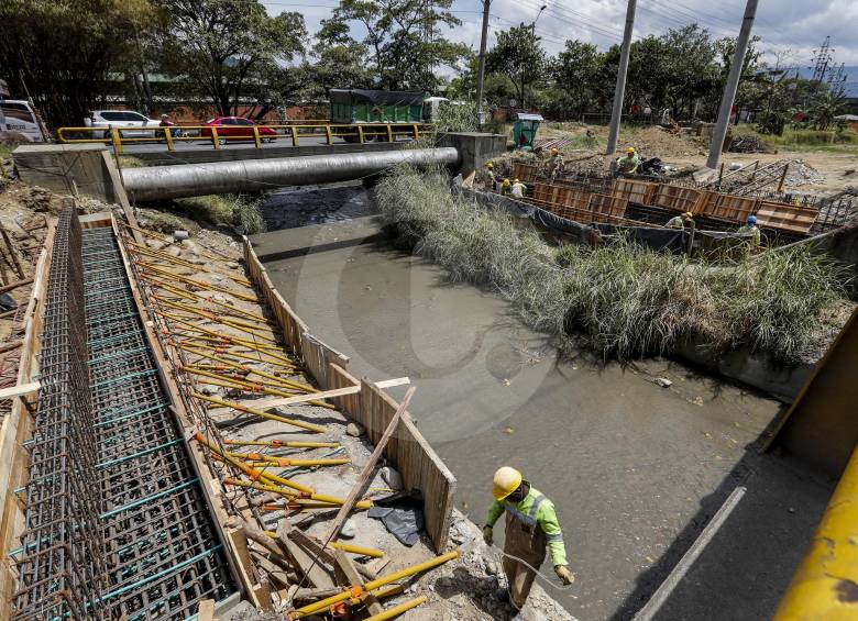 Las obras entre Mayorca y La Ayurá avanzan en cuatro frentes de obras. En la calle 39 sur se adelantan trabajos de mejoramiento de la condición hidráulica de la zona impactada. FOTO JAIME PÉREZ
