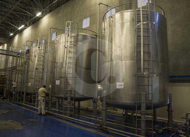 Hace una semana la FLA prometió fabricar 146 toneladas de alcohol antiséptico, de las cuales ya tiene parte del lote inicial para la distribución. FOTO ESTEBAN VANEGAS