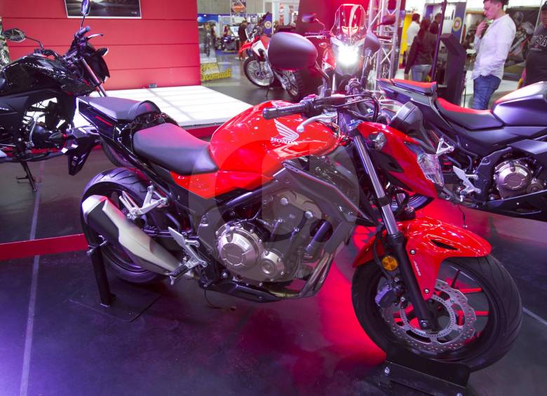 Honda CB500F: Cilindraje: 471 c.c. Motor: bicilíndrico de 4 tiempos. Transmisión: de 6 velocidades. Peso total: 192 kilogramos. Su diseño evoca a una street fighter con detalles que simulan el carbono y diseño de exhosto afilado. Luces LED en farola principal y stop. Frenos de disco en las dos ruedas. 