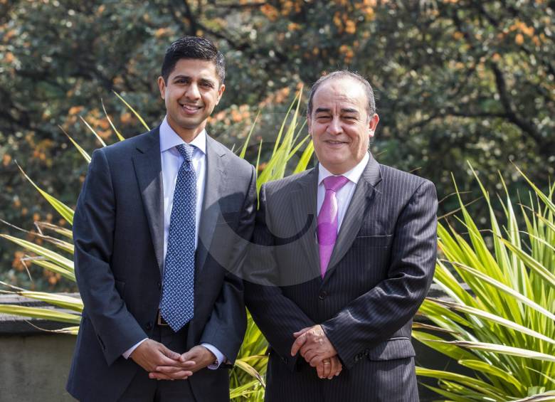 El gerente de Isagén, Luis Fernando Rico, en la hidroeléctrica Sogamoso, y con Sachin Shah, líder del negocio de energía de Brookfield. FOTOS manuel saldarriaga y donaldo zuluaga