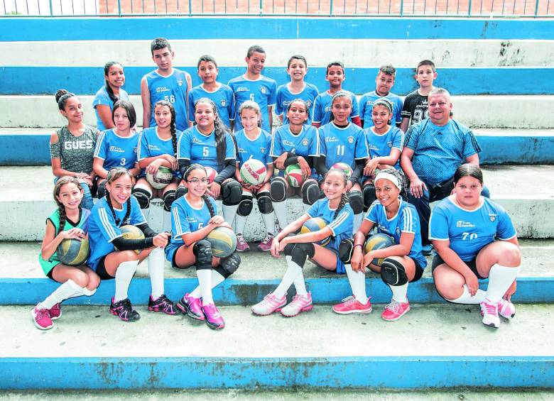 Los equipos masculinos y femeninos del Lola González cuentan, además, con el apoyo del Centro Comercial San Diego, que les da uniformes e implementación deportiva. FOTO MARIO VALENCIA
