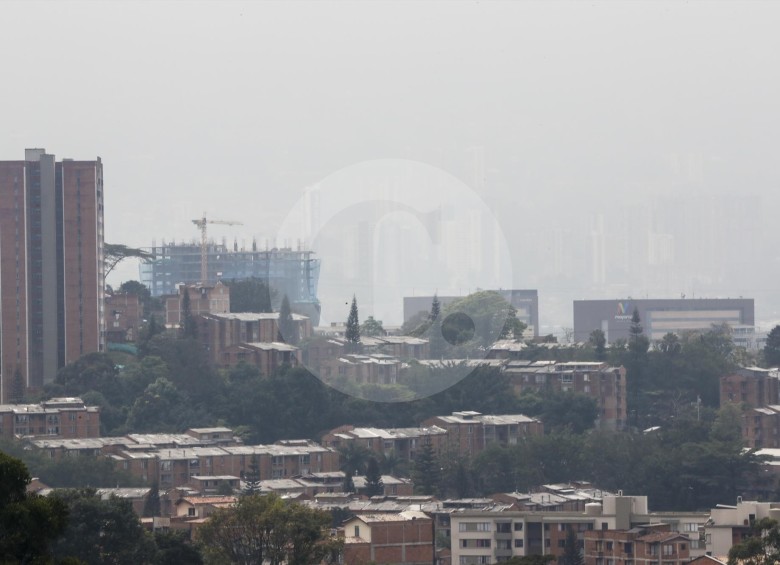 Así se veía la contaminación en el ambiente de Medellín el pasado martes 26 de febrero. FOTO JAIME PÉREZ