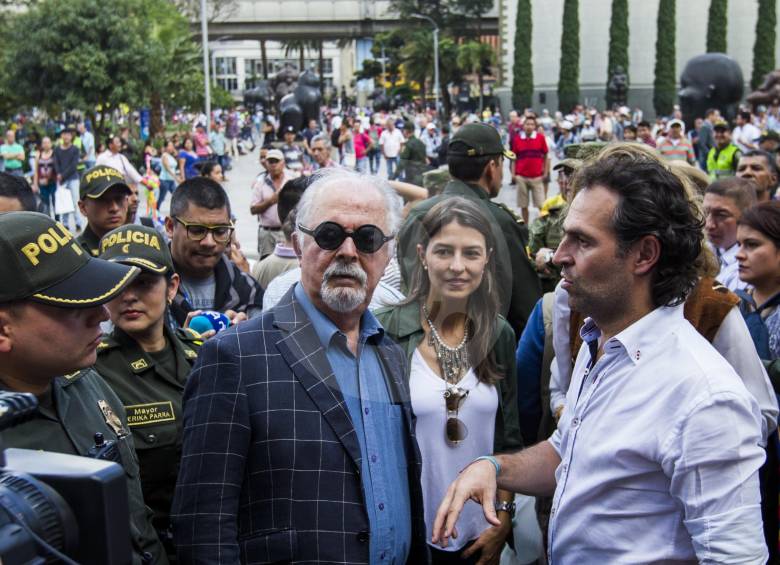 La cotidianidad de la estación Parque de Berrío, la plazoleta del Banrepública y el Museo de Antioquia fue alterada con la visita del pintor Fernando Botero. En la foto, acompañado de Margarita Gómez, primera dama, y del alcalde, Federico Gutiérrez. FOTO jaime pérez