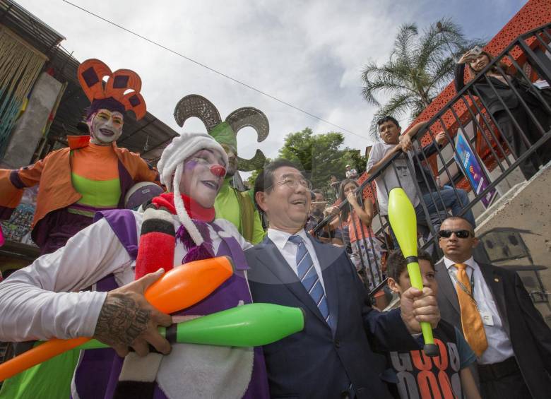Los visitantes compartieron con la comunidad en la visita a la comuna 13 e intercambiaron selfis y conceptos sobre el cambio urbanístico del occidente de la ciudad. FOTO edwin bustamante