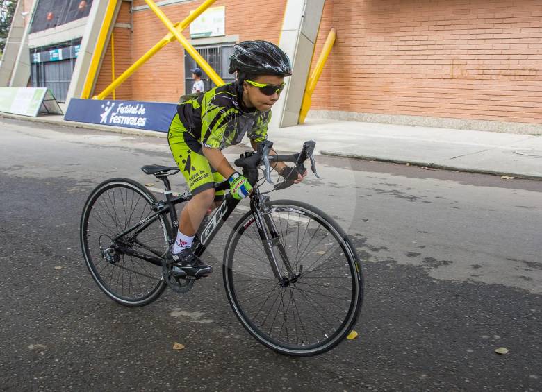 Juan Andrés Chaverra también ganó el Encuentro de Ciclismo, realizado en Bello. FOTO Carlos Velásquez