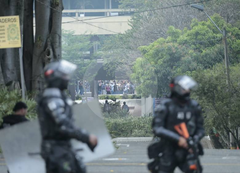 Escuadrón Móvil Antidisturbios dentro de la universidad. FOTO: CARLOS VELÁSQUEZ