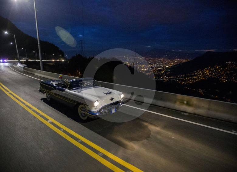 Los primeros 17 carros que cruzaron la conexión vial fueron modelos clásicos. 