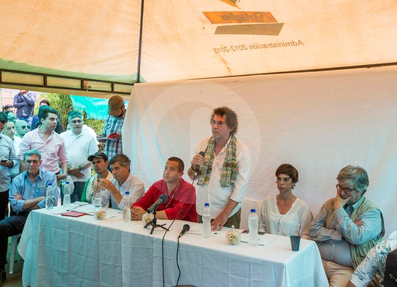 La delegación de paz de las Farc liderada por alias ‘Pastor Alape’, llegó desde la noche del sábado a Colombia. Fotos Esteban Vanegas