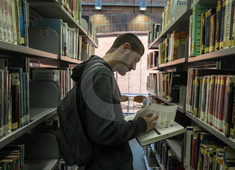 En las bibliotecas de Medellín, aparte de los servicios de préstamo de libros y consulta, hay programas permanentes de lectura en voz alta para personas de distintas edades. FOTO Santiago Mesa