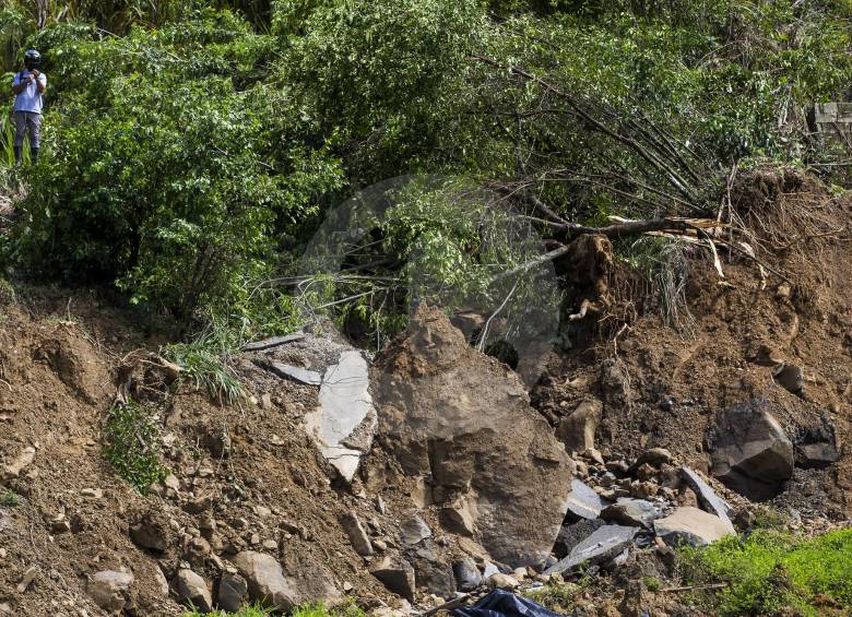 El asfalto quedó hecho pedazos por el movimiento de tierra. Al menos 200 metros de la carretera se perdieron totalmente. FOTO JULIO CÉSAR HERRERA