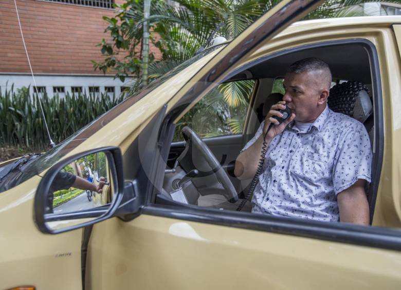 Los taxistas dejaron de usar radioteléfono hace más de 10 años pero en 2019 y, por iniciativa propia, decidieron volver a instalarlos como un “mecanismo de protección”. FOTO santiago mesa rico