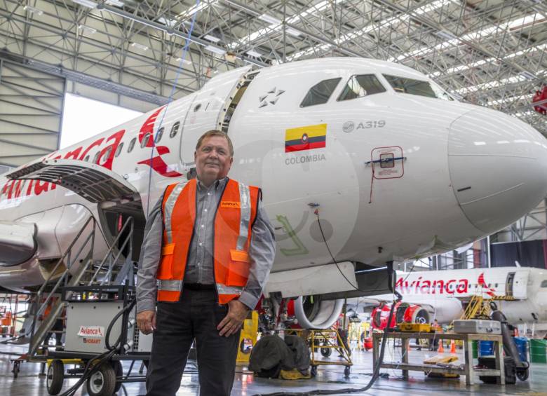 El presidente de Avianca, Hernán Rincón Lema, ayer frente a un Airbus 319 en el Centro de Mantenimiento Técnico (MRO) de la aerolínea, que se inaugura hoy en Rionegro con la presencia del presidente Santos. FOTO Esteban Vanegas 